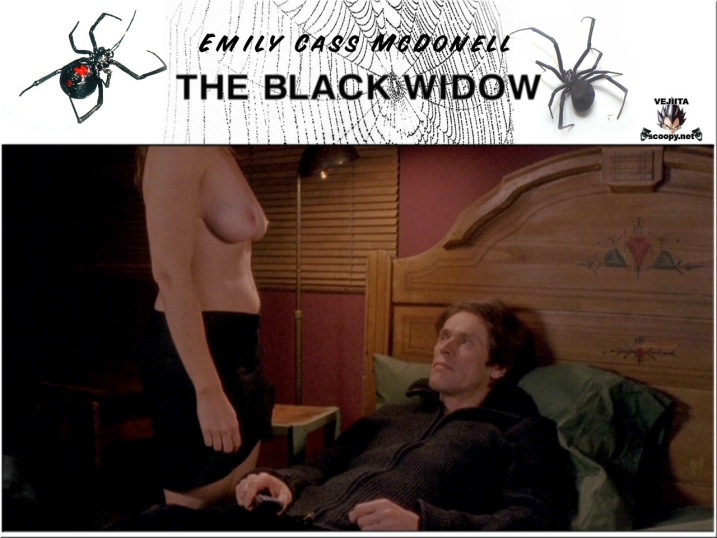 Emily McDonnell senos desnudos